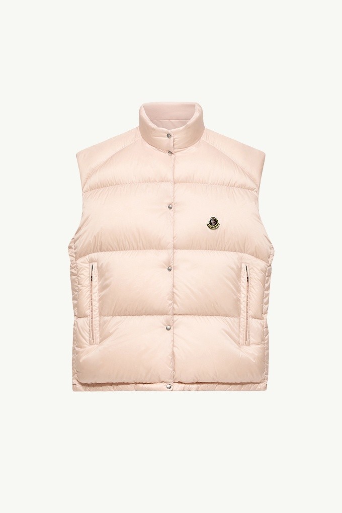 Moncler Re/Icons 2026, gilet in piuma Tibb da donna rosa chiaro con collo alto, bottoni a pressione e patch logo.