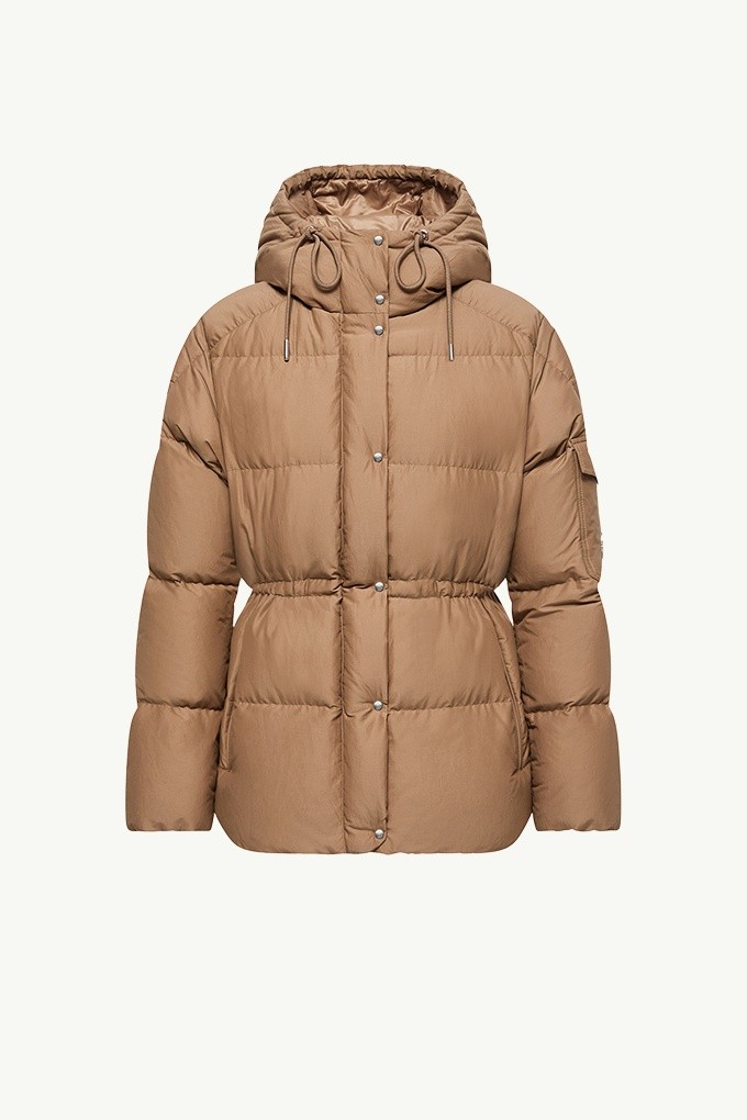 Moncler Re/Icons 2026, chaqueta de plumón Himalaya de mujer camel con capucha, botones de presión y cordón en la cintura.