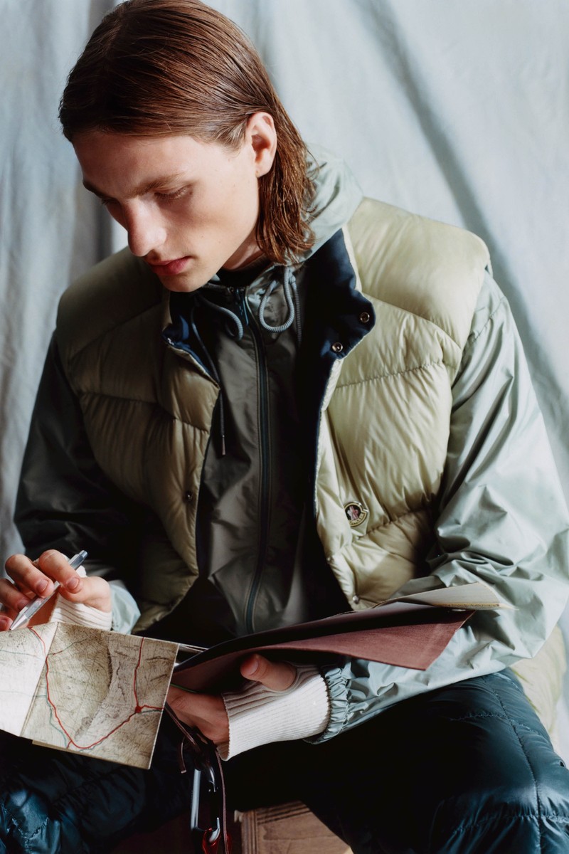 Moncler Re/Icons 2026, Tibb. Doudoune sans manches vert sauge sur une veste grise.