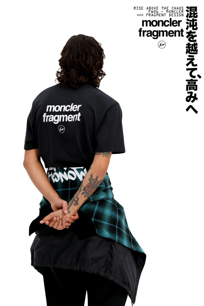 Moncler x Fragment、背中にロゴを配したブラックTシャツ、黒緑チェックのジャケットとブラックパンツ。