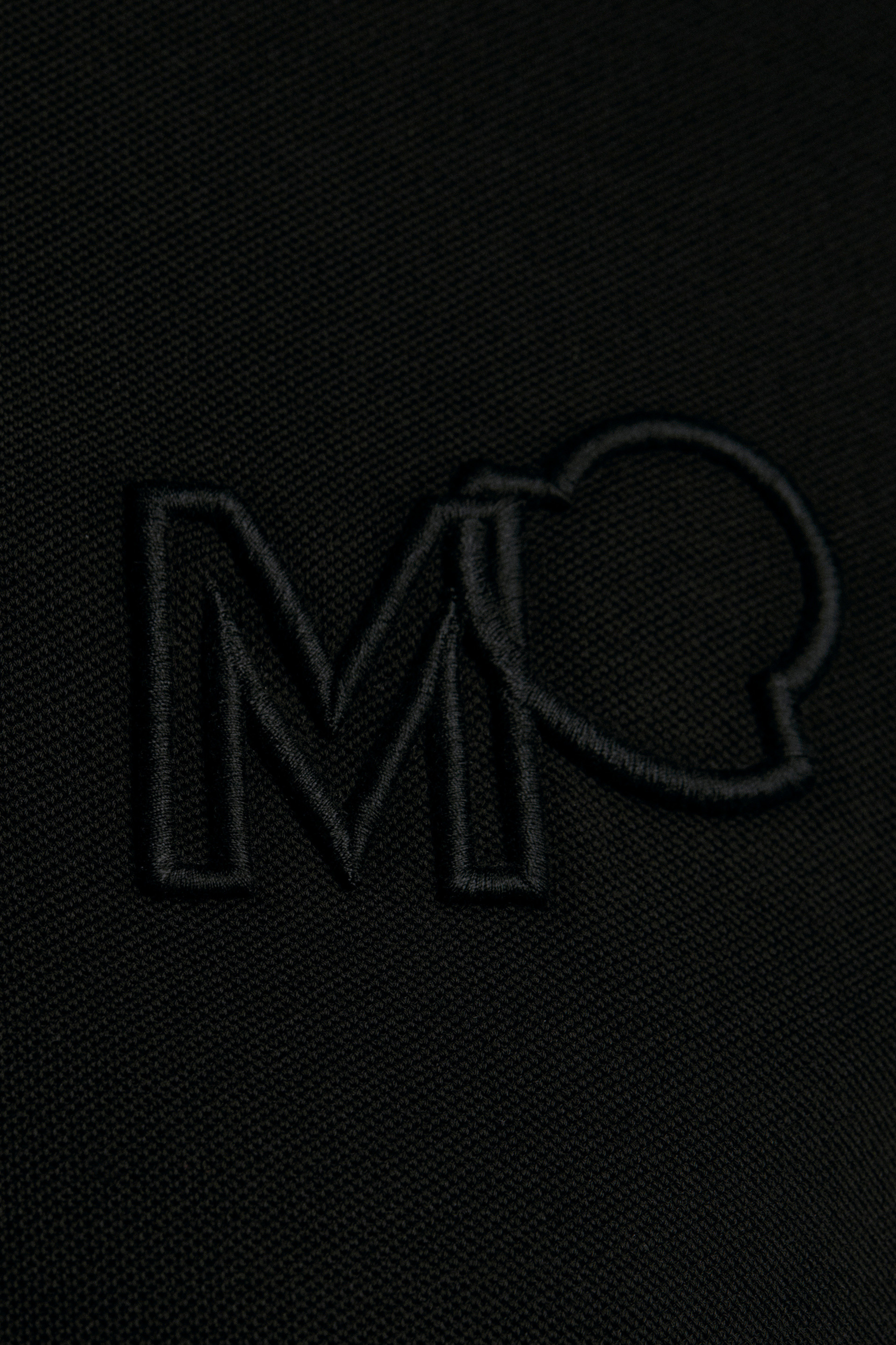 ブラック スリット入りtシャツ トップ Tシャツ 向けの レディース モンクレール