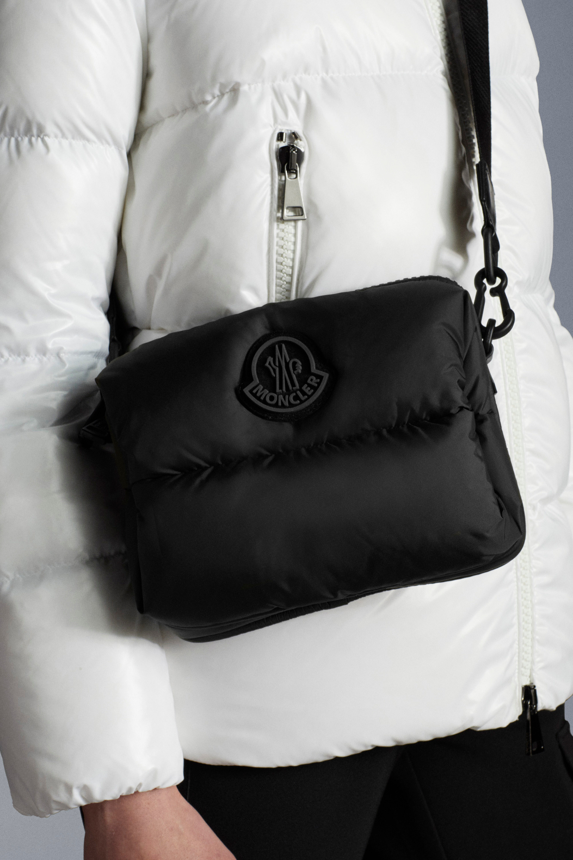 新品 MONCLER モンクレール クロスボディ ショルダーバッグ ブラック-