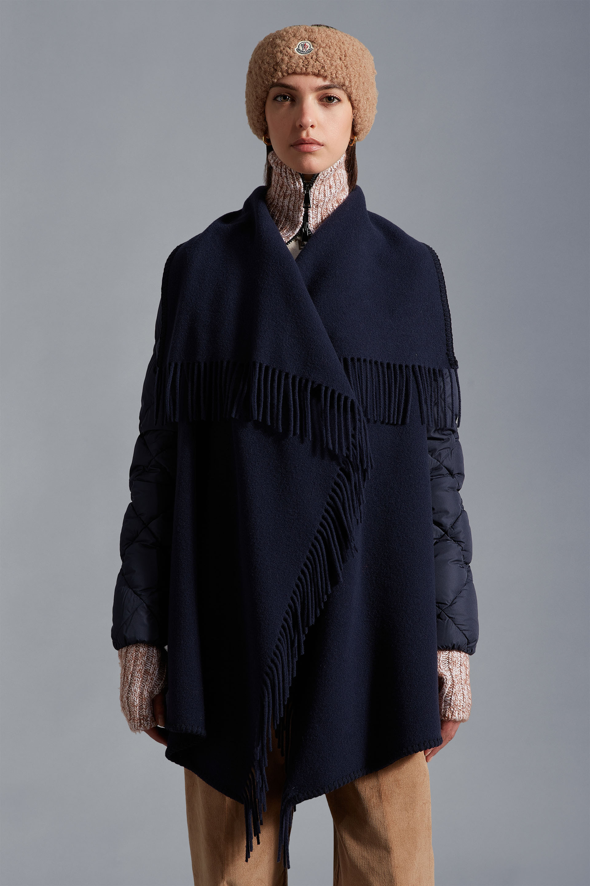 Châle en laine mélangée à logo en intarsia Moncler Femme Vêtements Manteaux Capes 