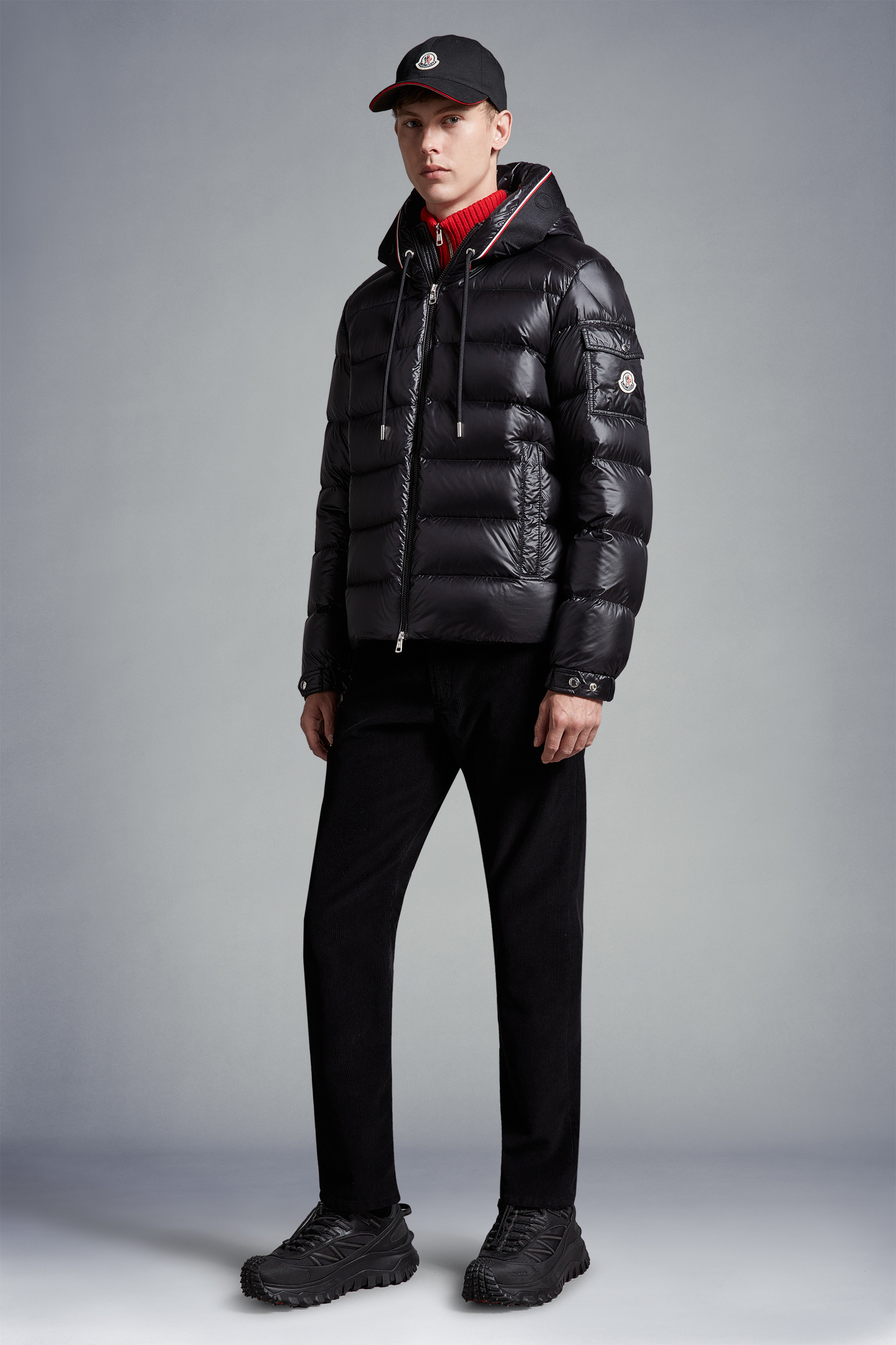 着るとおしりが隠れるくらいですMONCLER