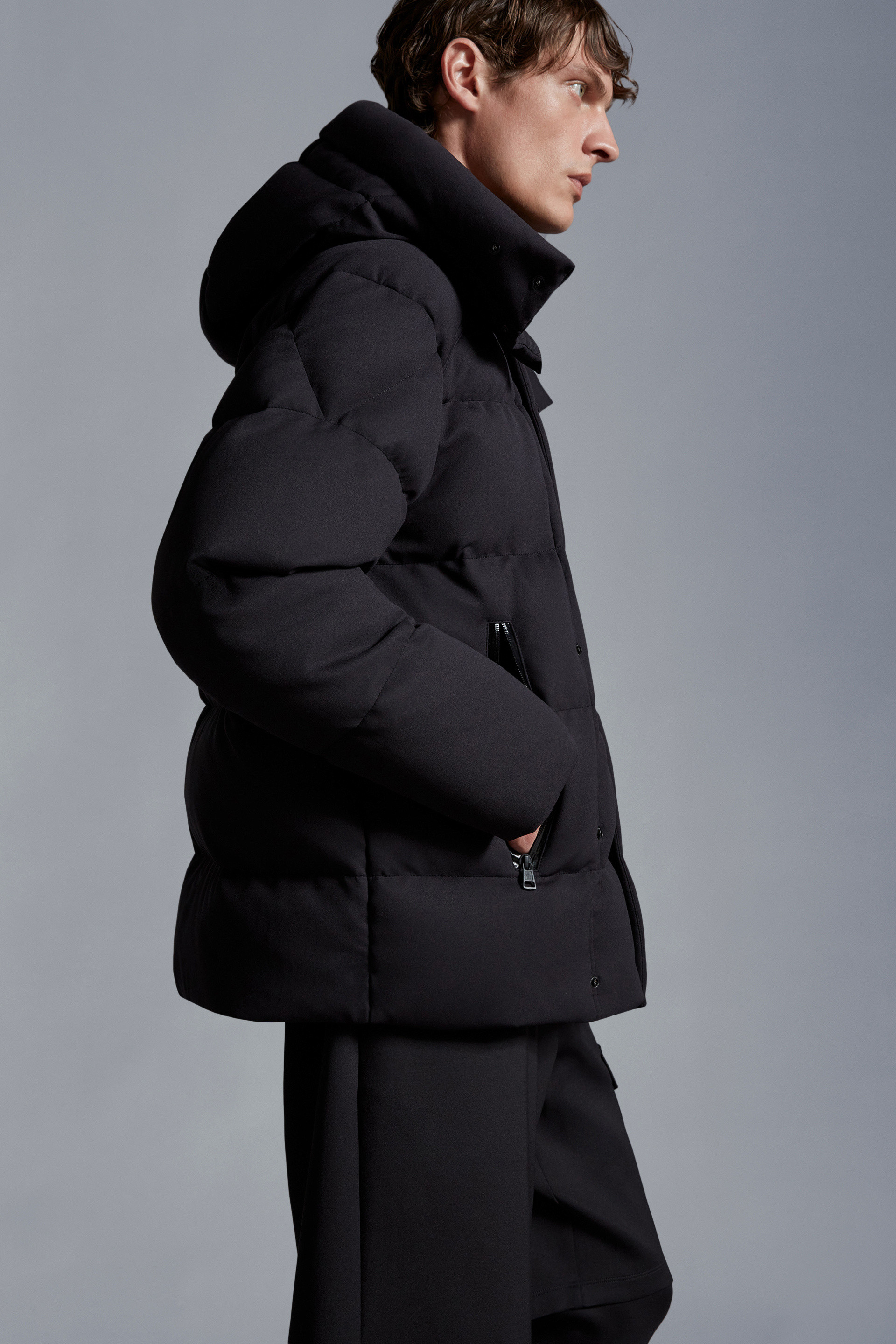 ブラック Moncler Karakorum Tech Jerseyショートダウンジャケット 