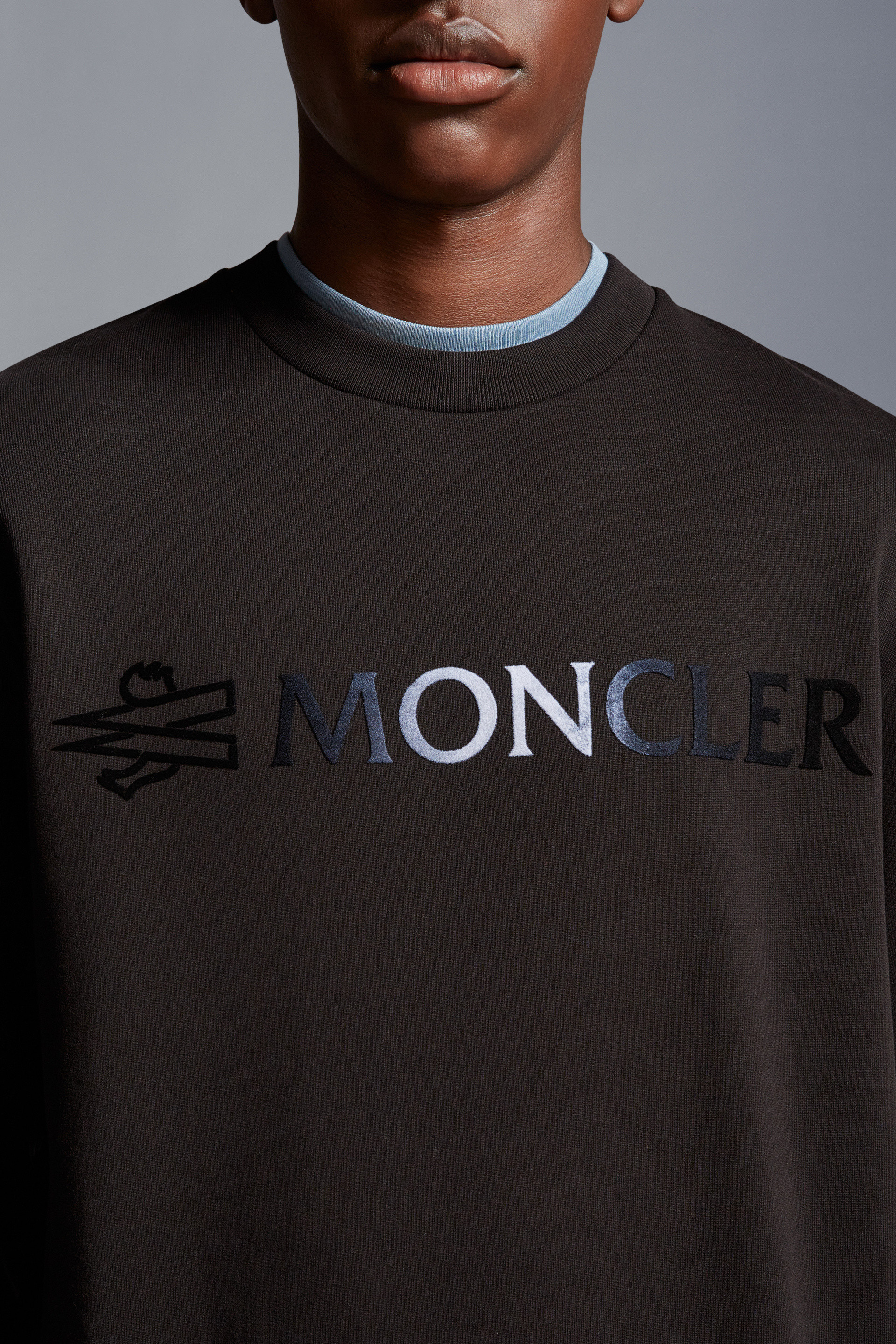 エンボスシリコンロゴ入りXXLサイズ MONCLER モンクレール ロゴスウェットシャツ