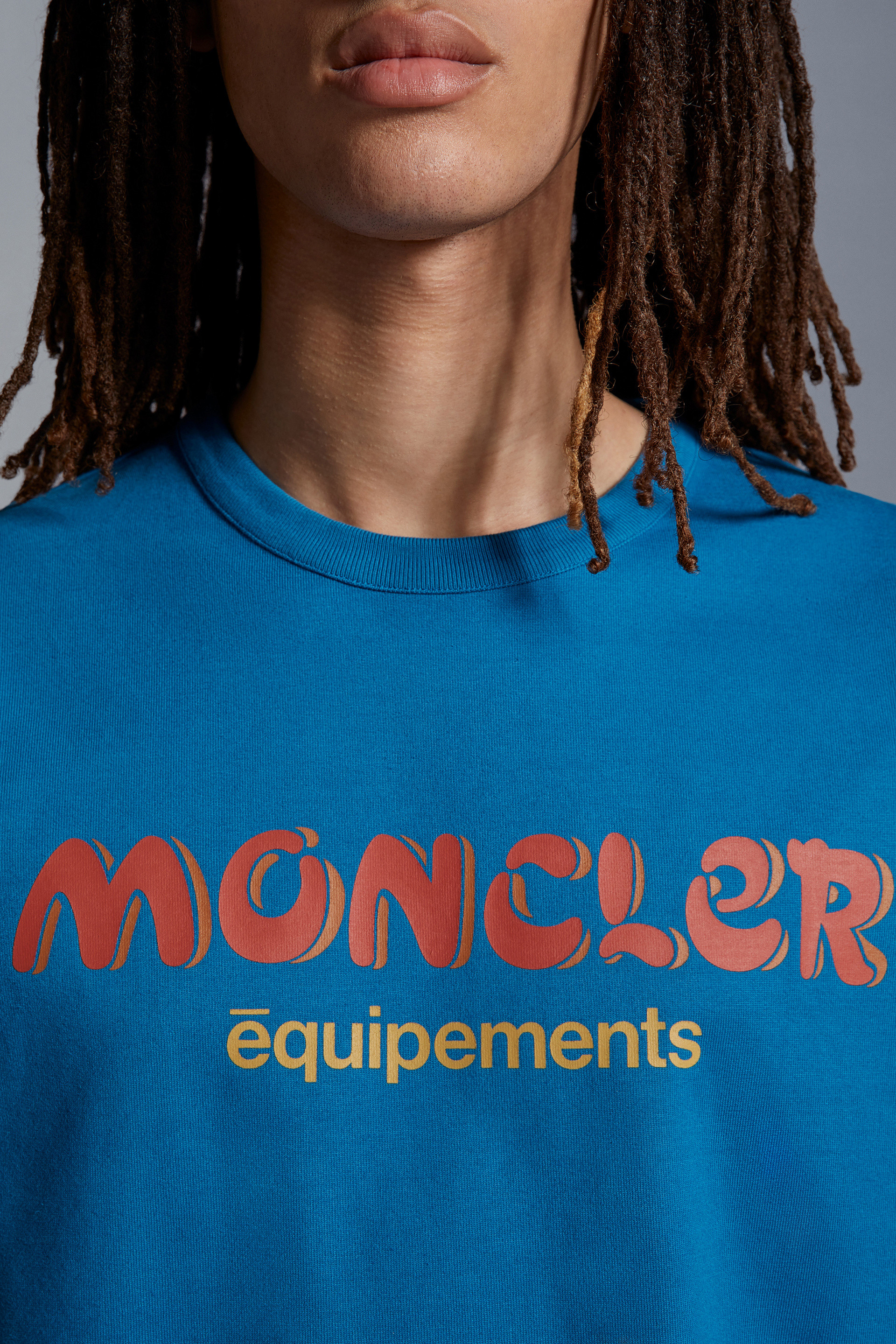 ブルー Tシャツ : Moncler x Salehe Bembury 向けの Genius | モンクレール