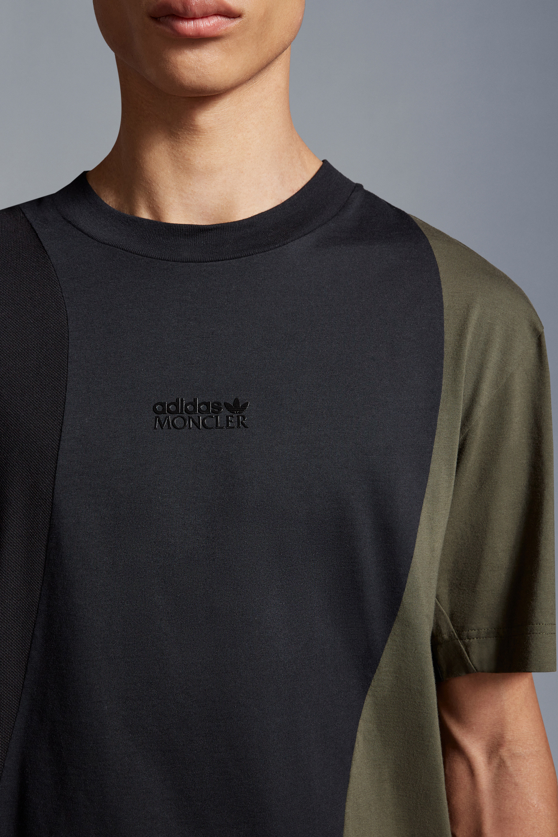 ブラック& グリーン Tシャツ : Moncler x adidas Originals 向けの 