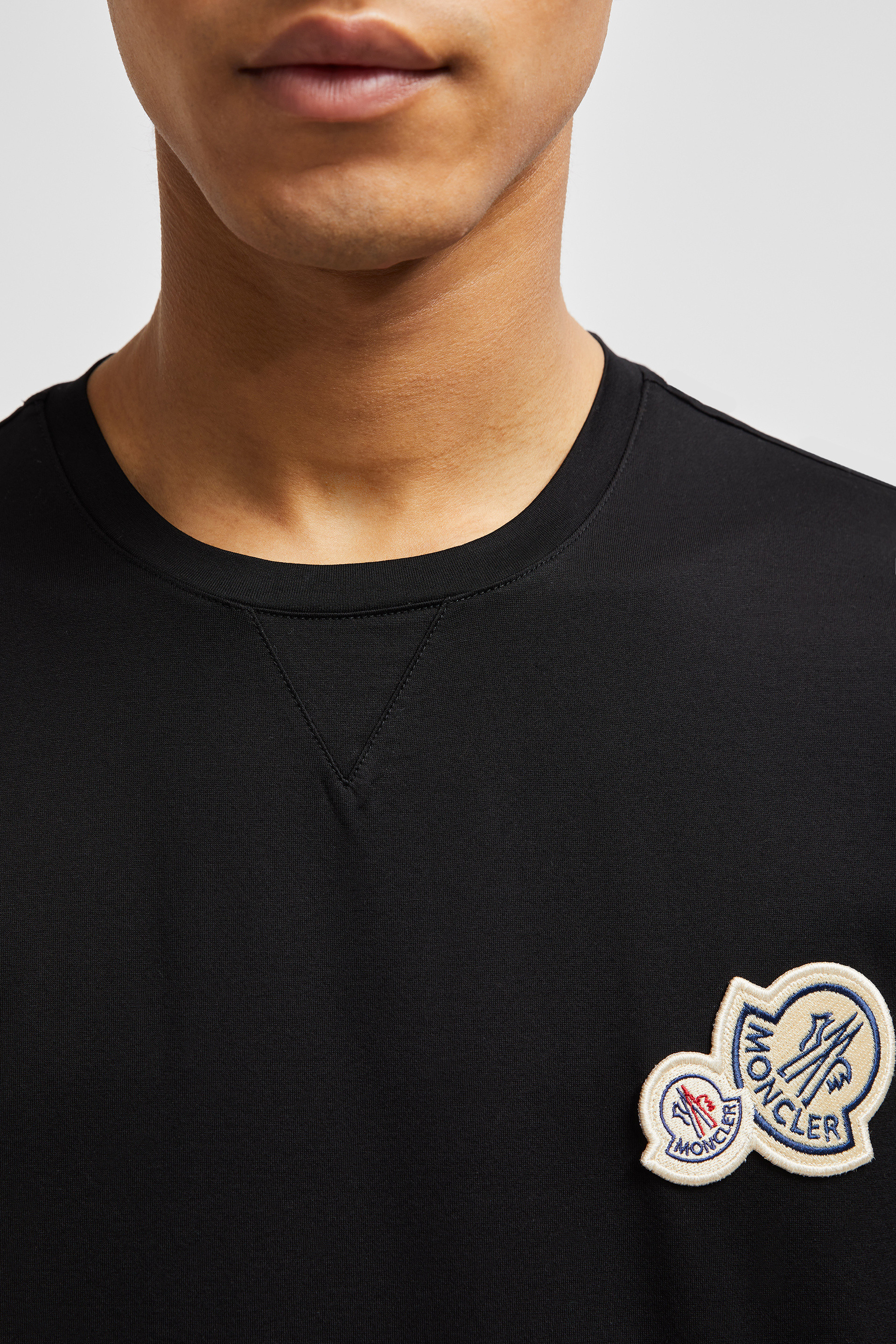 Moncler logo patch store t shirt