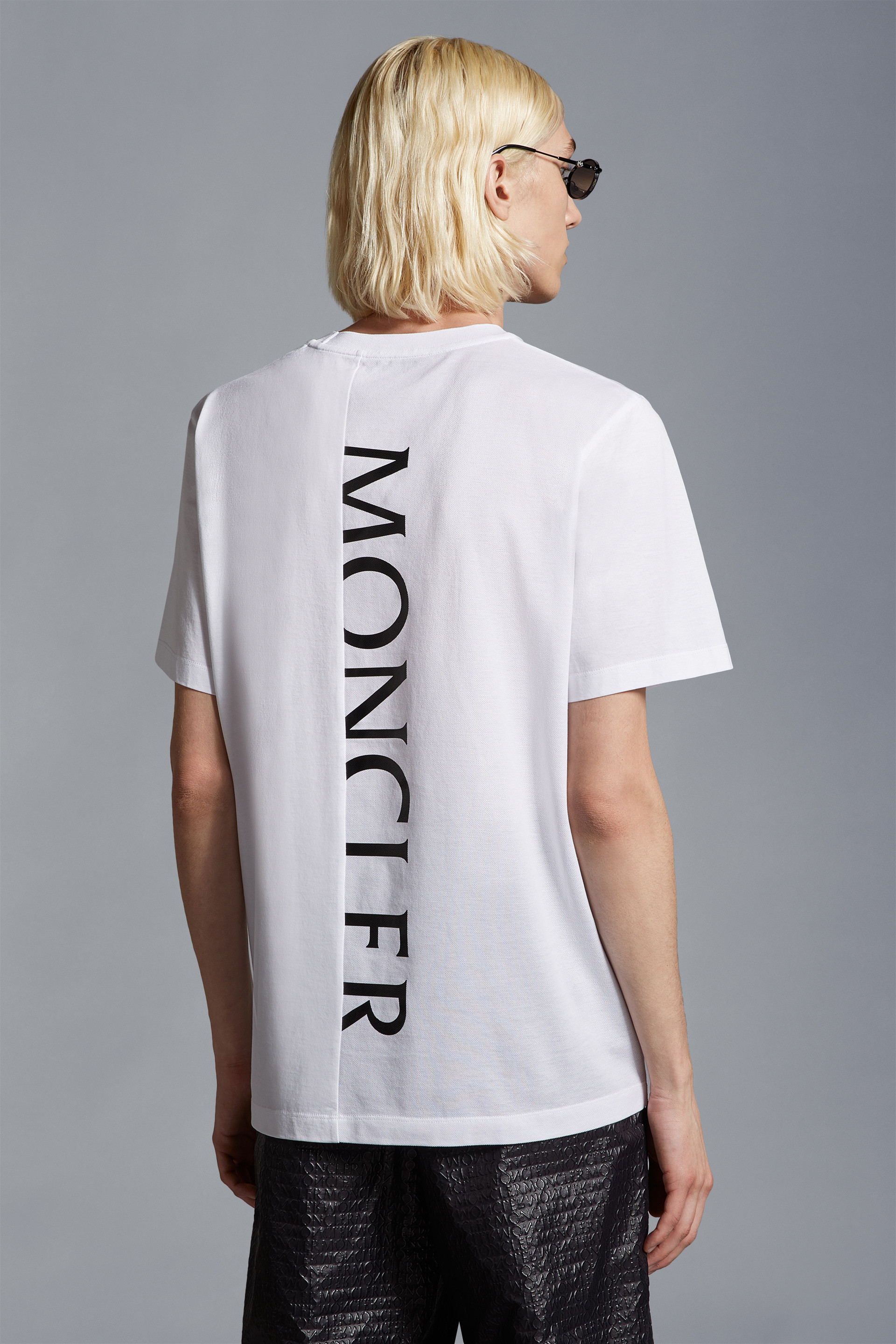 Camiseta negra para hombre – letras blancas en la parte posterior de la  camiseta