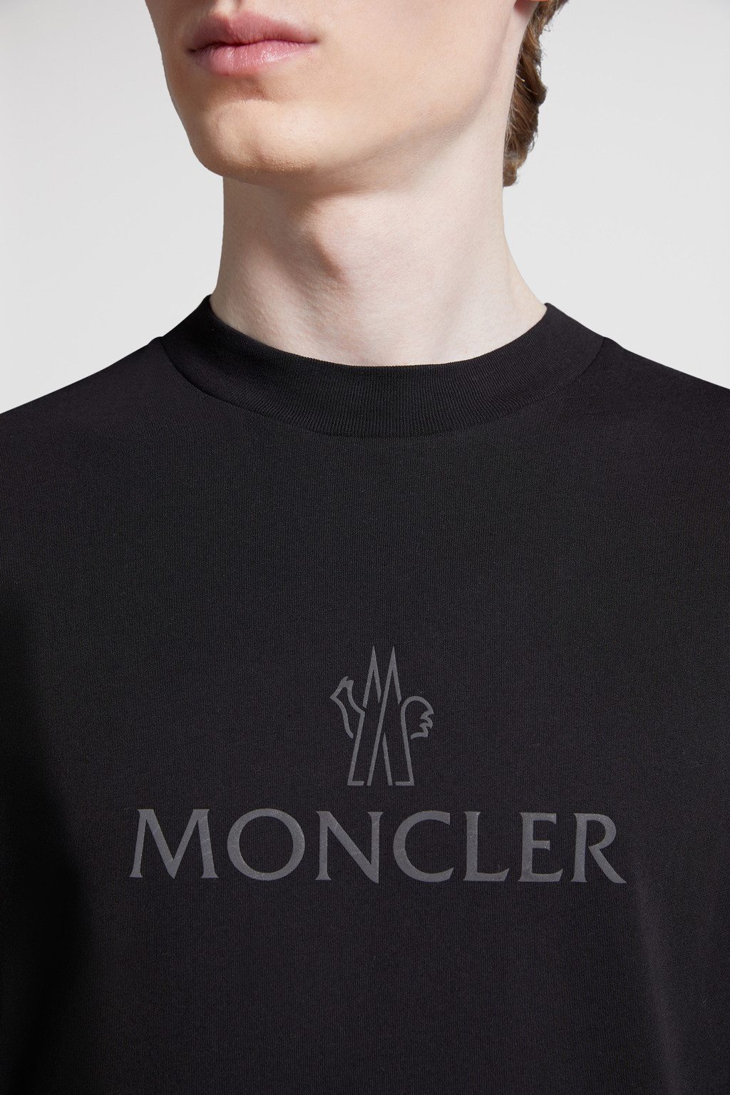 black-logo-t-shirt-polos-t-shirts-for-men-moncler-cz