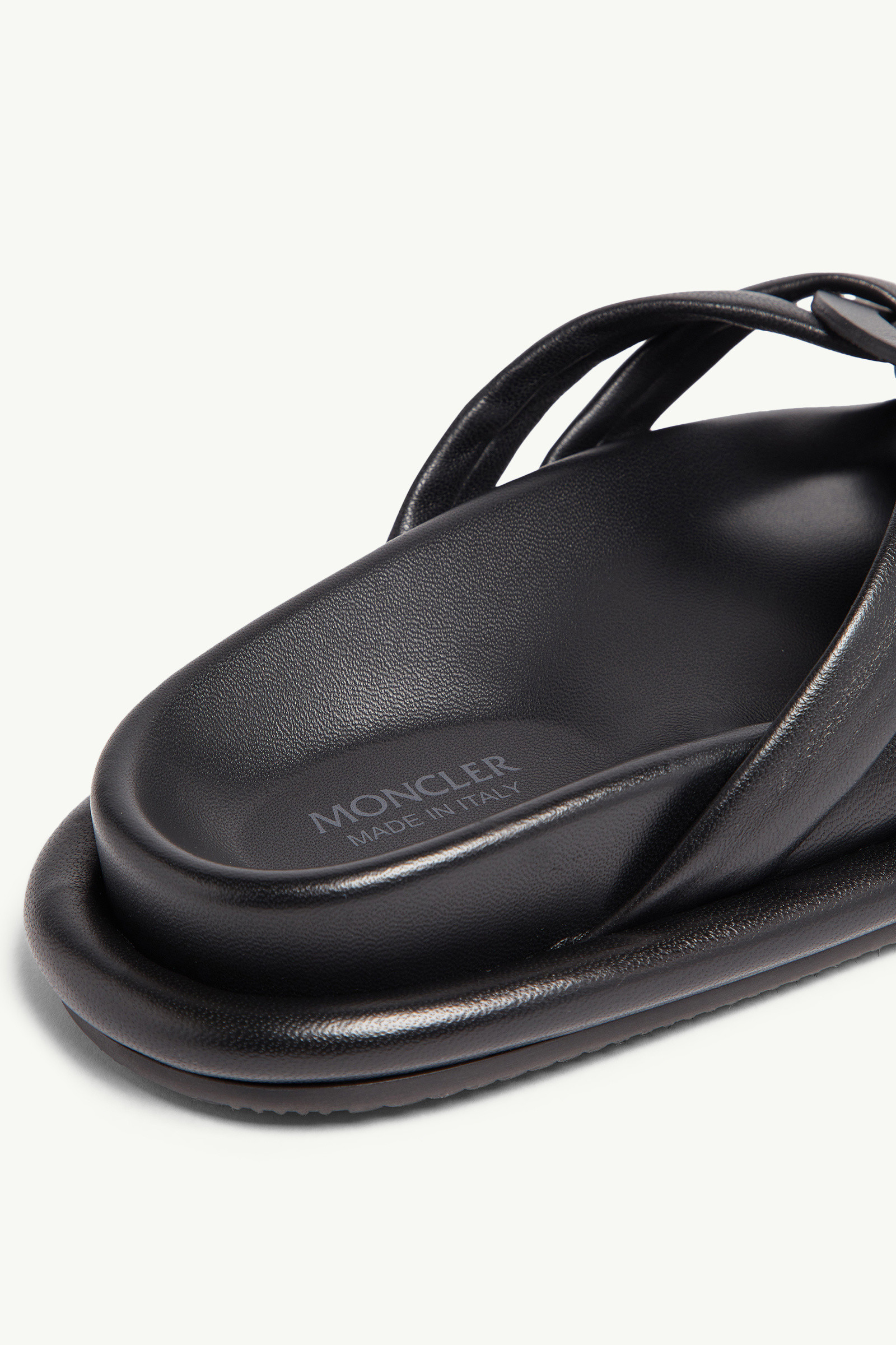 サンダル・ミュール MONCLER 'Bell' Black Slide with Heel in Leather Woman 23222433_53399356_600.jpg