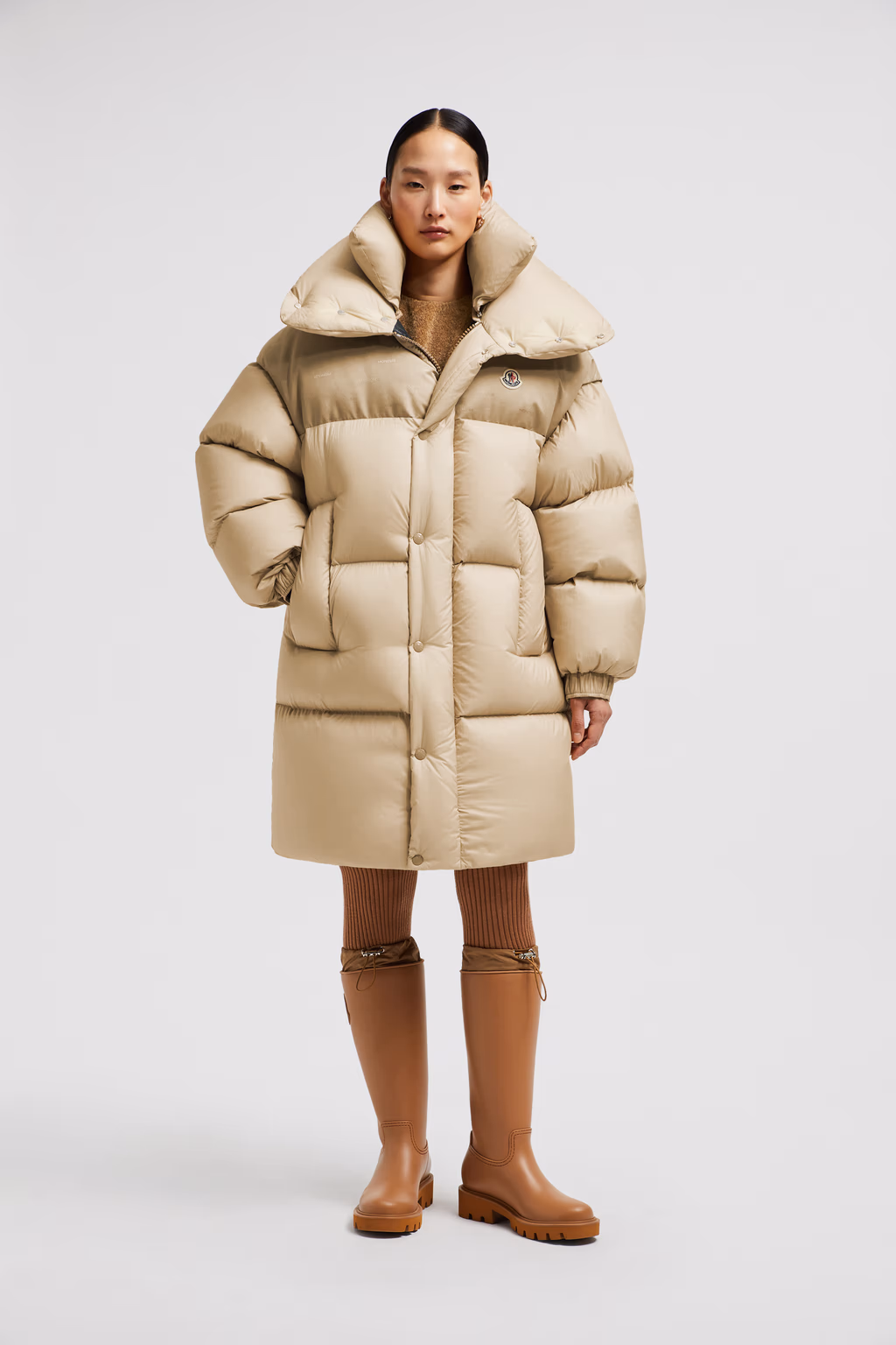 Piumino lungo Moncler, un iconico must have di classe! 86 piumino lungo genderless moncler verone gender neutral beige sabbia moncler
