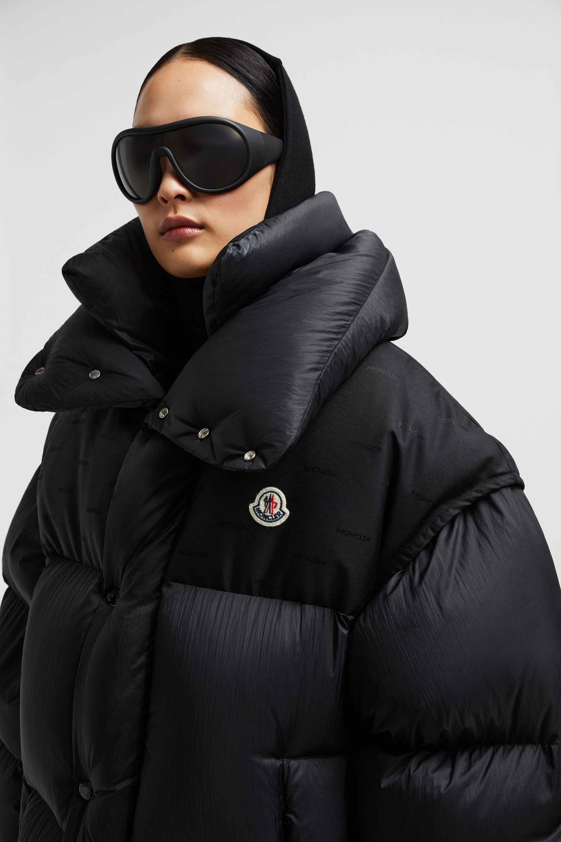 ブラック Moncler Veroneロングダウンジャケット : ロングダウンジャケット 向けの メンズ | モンクレール