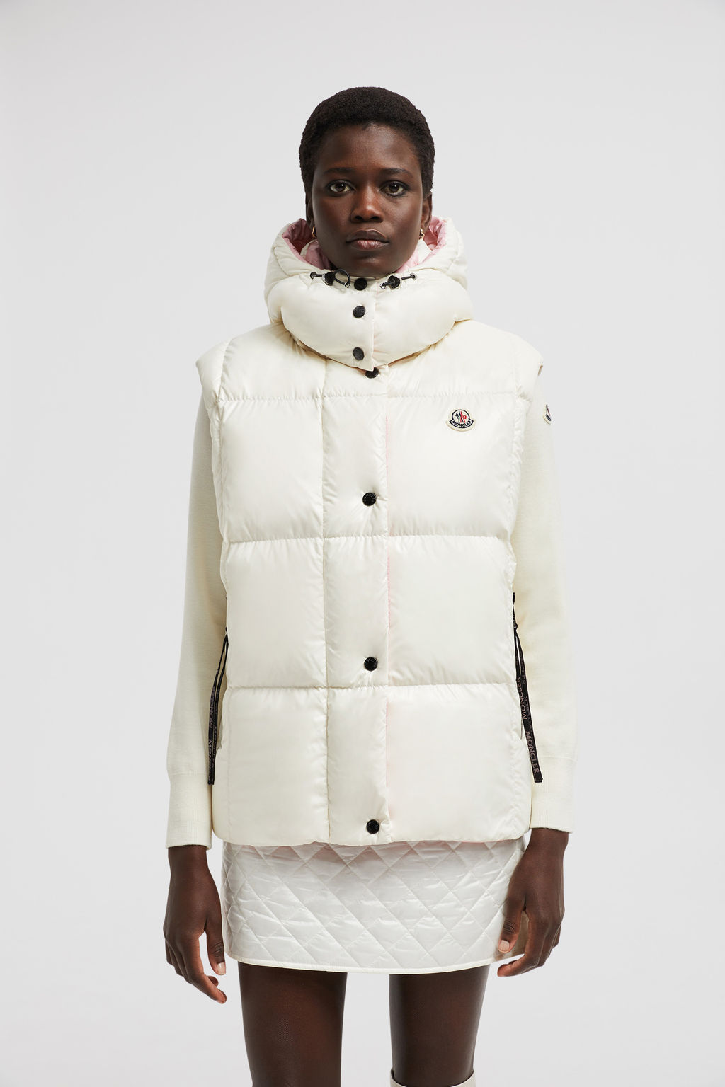 Faszinierend Moncler Westen Fur Damen Ein Statement In Sachen Style Und Komfort
