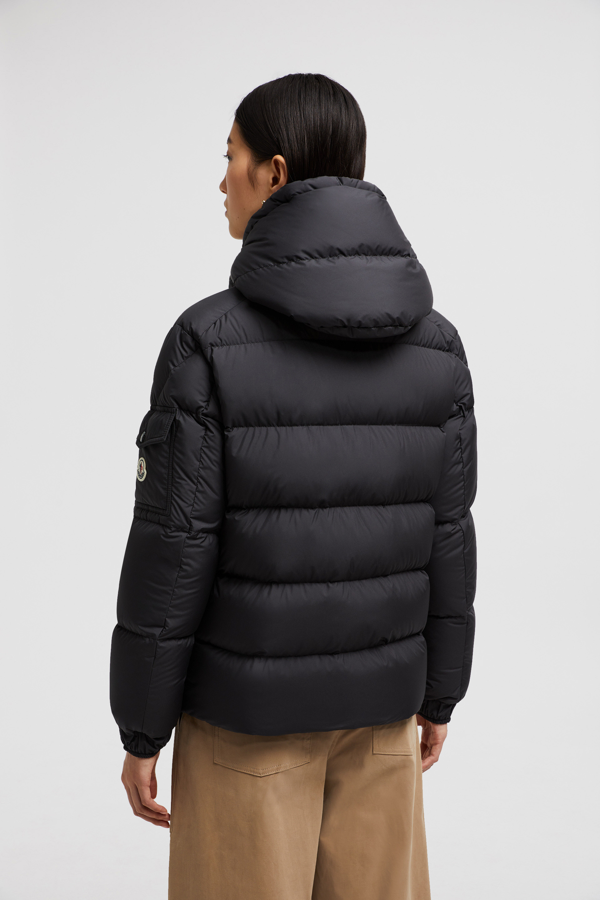 ブラック Moncler Maya 70ダウンジャケット : ショートダウンジャケット 向けの レディース | モンクレール