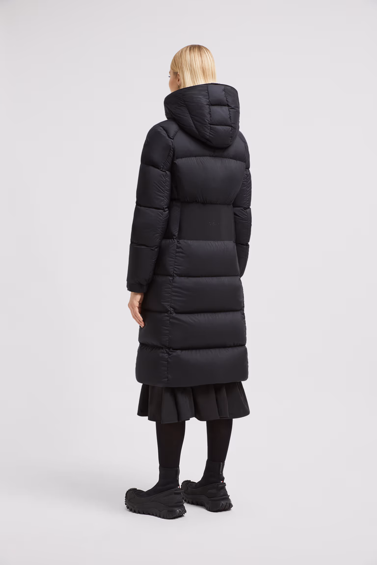 Piumino lungo Moncler, un iconico must have di classe! 89 piumino lungo arredoun con cappuccio donna nero moncler