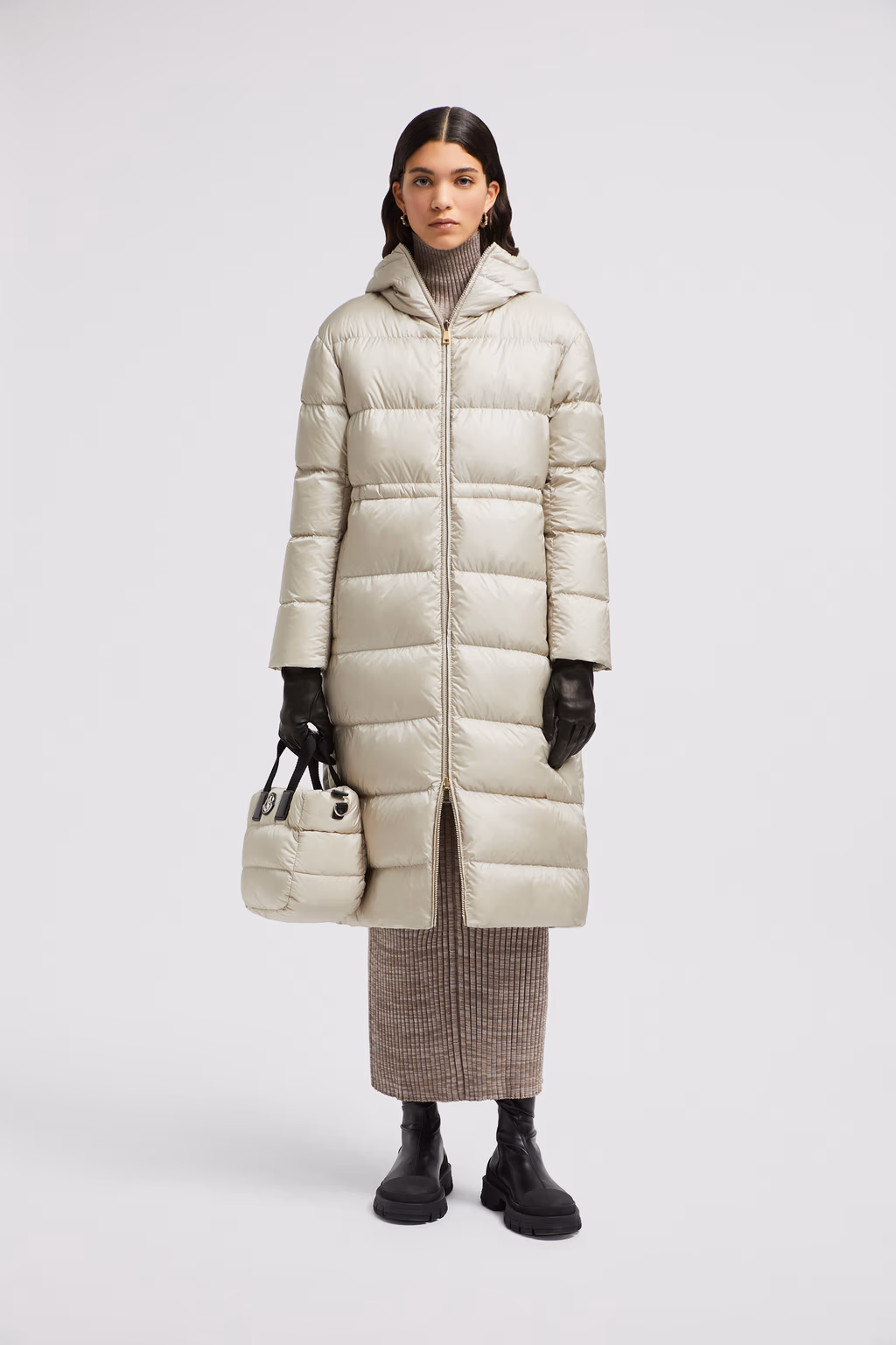 Piumino lungo Moncler, un iconico must have di classe! 80 piumino lungo boulogne reversibile con cappuccio donna beige moncler