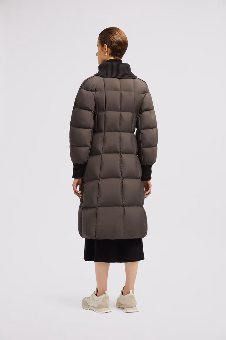 Piumino lungo Moncler, un iconico must have di classe! 95 piumino lungo brerelle donna marrone moncler