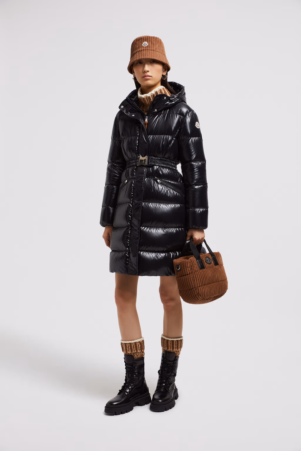 Piumino lungo Moncler, un iconico must have di classe! 74 piumino lungo bellevue con cappuccio donna nero moncler