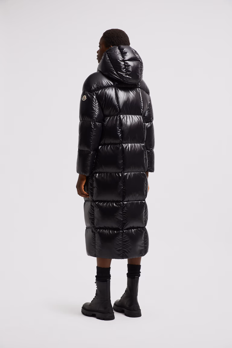 Piumino lungo Moncler, un iconico must have di classe! 73 piumino lungo parnaiba con cappuccio donna nero moncler