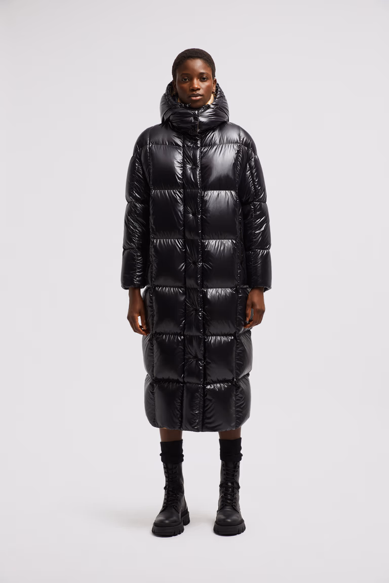 Piumino lungo Moncler, un iconico must have di classe! 72 piumino lungo parnaiba con cappuccio donna nero moncler