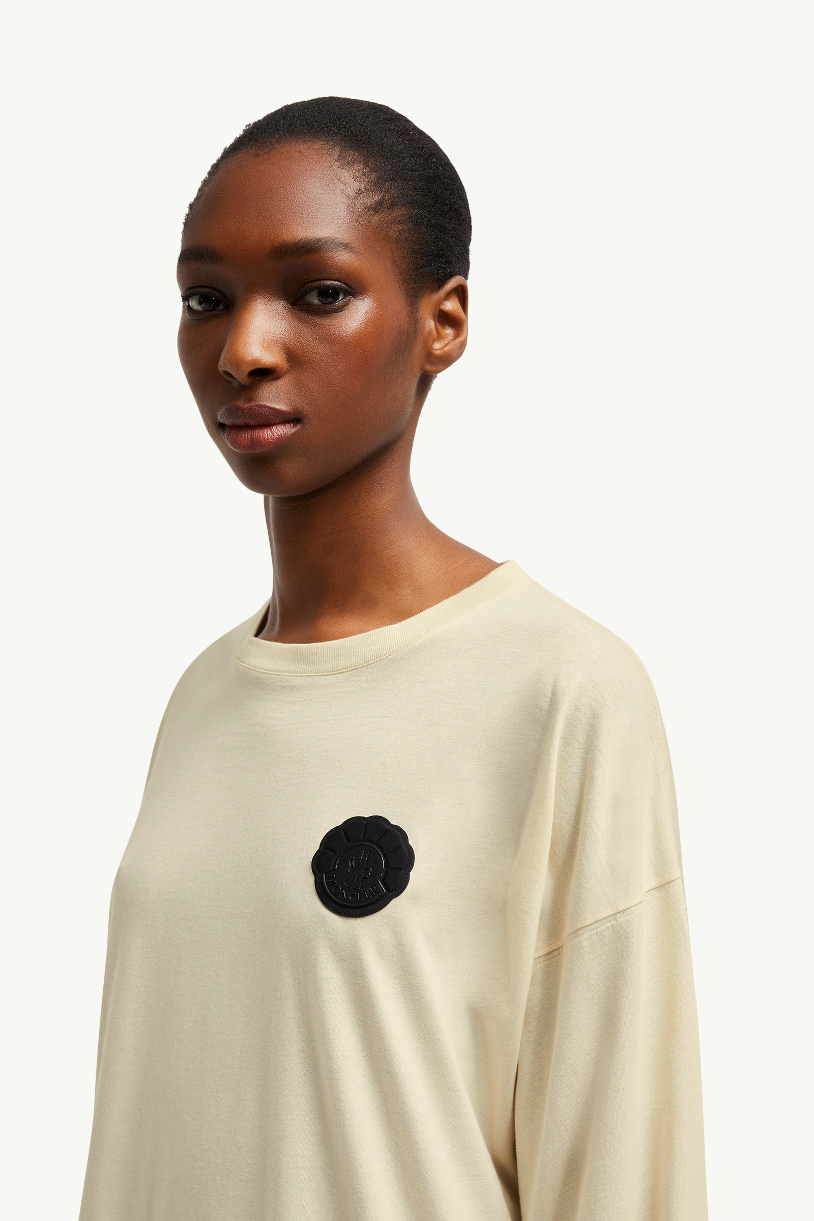 6万取引突破◆UPS速達便【MONCLER X LULU LI】Tシャツ Moncler x Lulu Li long-sleeves T-shirt | Neutrals | FARFETCH