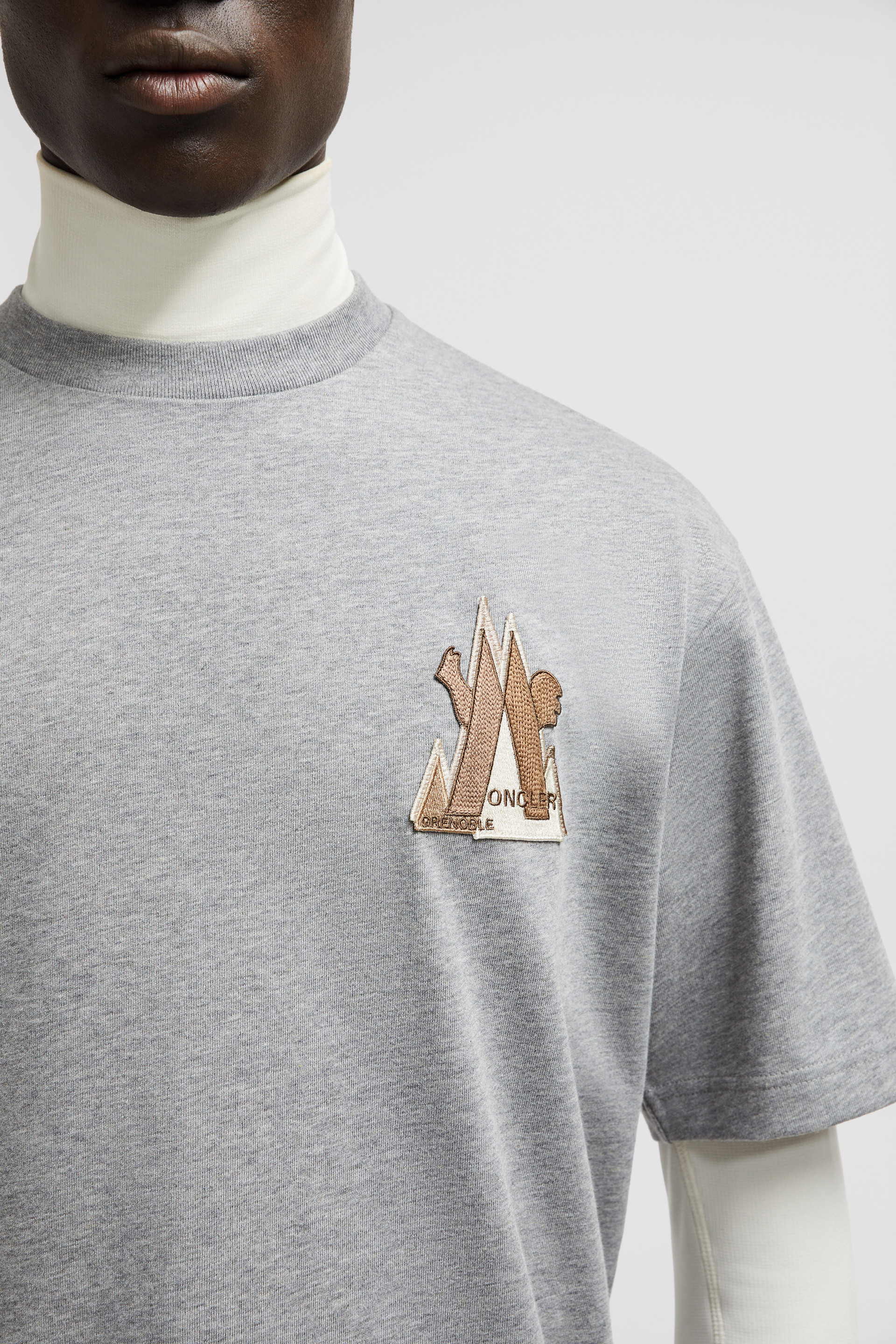 Tシャツ・カットソー MONCLER GRENOBLE Mountain Logo Embroidered T-Shirt Grey Moncler Grenoble Mountain Logo Embroidered T-shirt | Grey