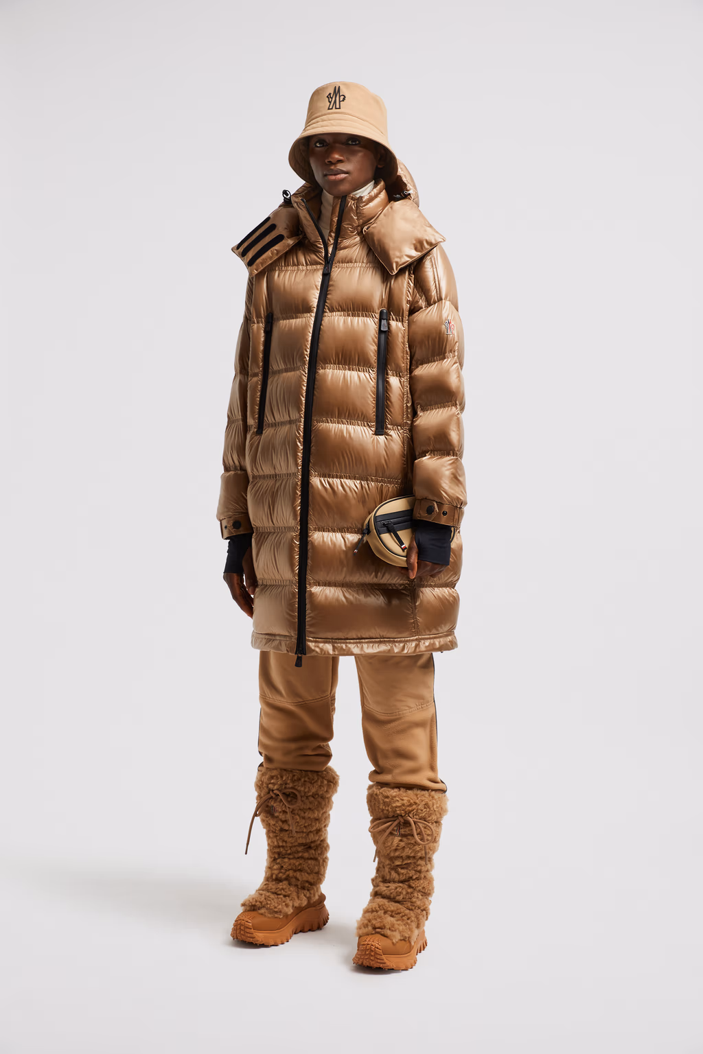 Piumino lungo Moncler, un iconico must have di classe! 92 piumino lungo rochelairs con cappuccio donna beige moncler