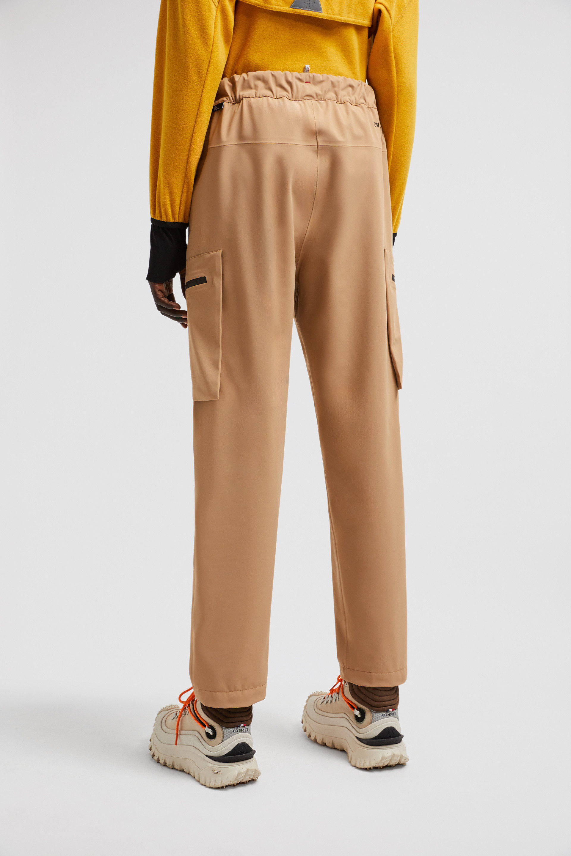 ショートパンツ MONCLER Women Straight Pants K10932B0001954A36235 BEIGE レディース｜パンツ＆ショートパンツ｜モンクレール公式
