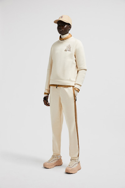パンツ MONCLER Woman Pants White 2A0000653064 200 Moncler Chino Logo Trousers White - Outlet Sale Always Under