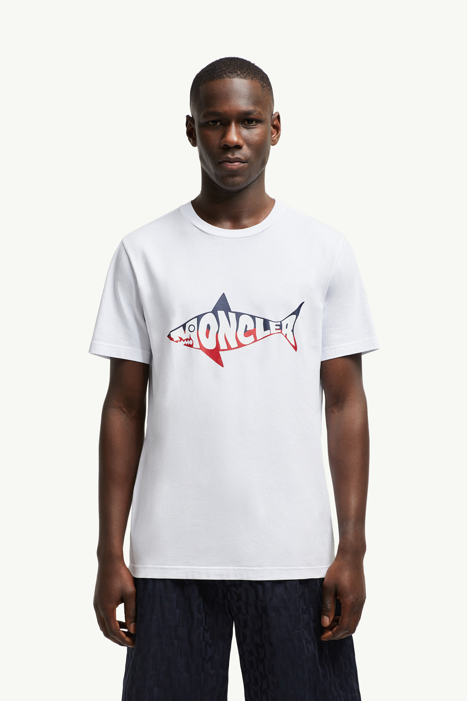 25SS 新作 MONCLER シャークロゴコットンTシャツ White Shark Logo Cotton T-Shirt - Polos & T-shirts for Men