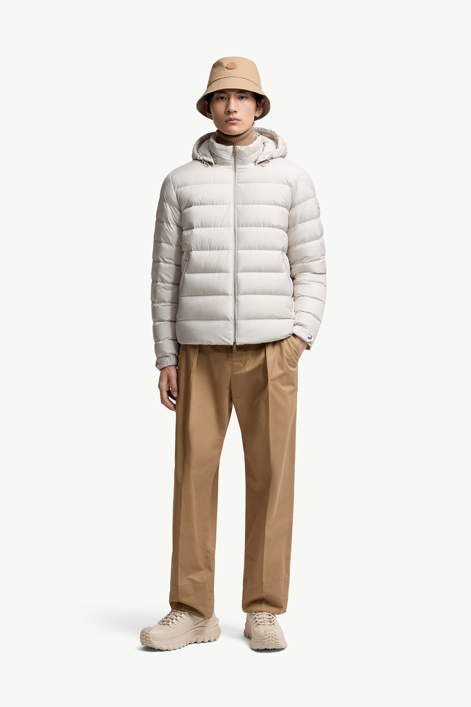 MONCLER MADE IN ITALY (モンクレ–ル)✅ MONCLERモンクレール 白い短い男性｜本日限定特価｜新品未使用