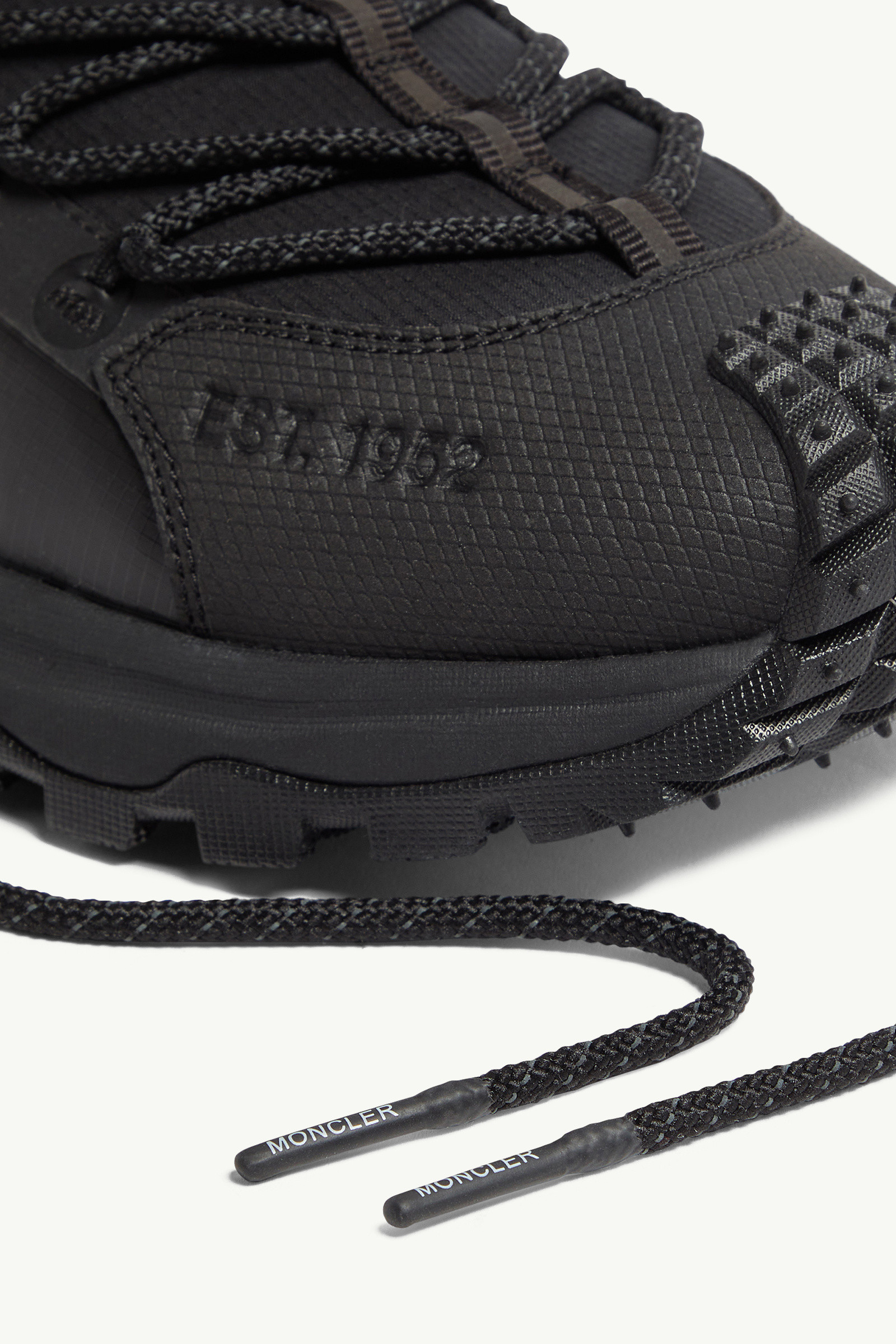 MONCLER トレイルクリッフライト2レスアッフスニカ 【関税込】 モンクレールのフットウェアがアップデート。アーシーな新色が