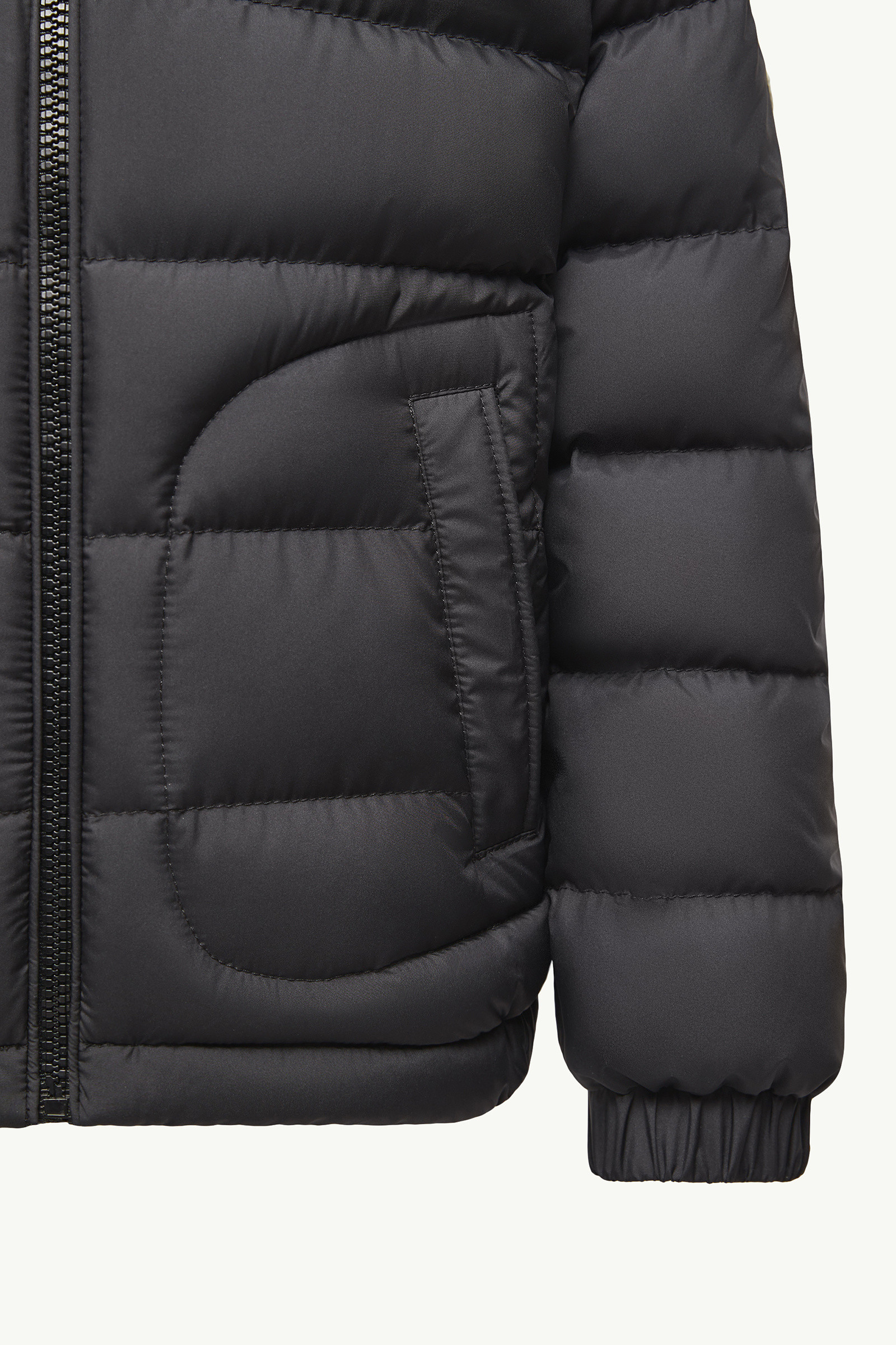 モンクレール ダウンジャケット キッズ 大人も着られるキッズMONCLER(モンクレール)14Aサイズを着比べて